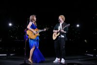 Taylor Swift convida Ed Sheeran ao palco da "Eras Tour"; assista