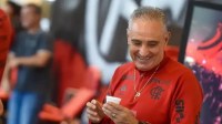 Tite recebe alta após internação por arritmia: "Estou legal"