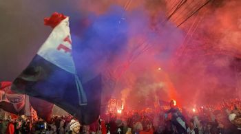 Torcida tricolor soltou fumaça azul em homenagem ao defensor uruguaio, que morreu nessa terça-feira (27)