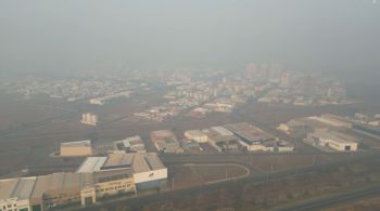 Céu de cidade mineira ficou coberto por fumaça na manhã deste domingo (25)