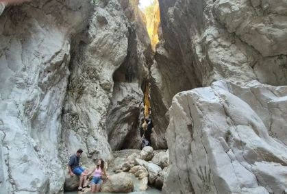 Após escalada que se assemelha a uma caverna, chega-se a uma cachoeira