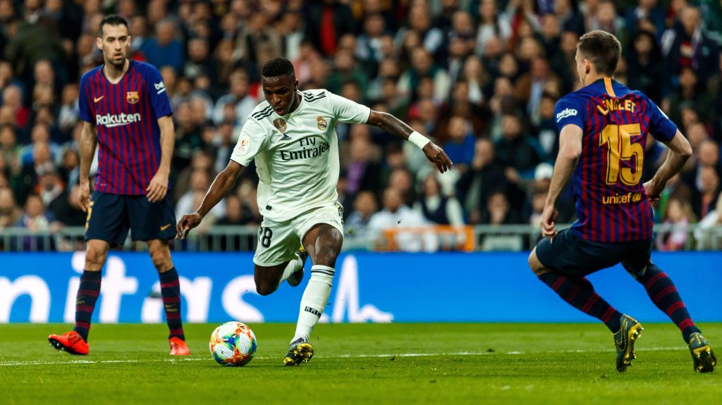 Vini Jr. defendendo o Real Madrid no clássico contra o Barcelona, em fevereiro de 2019