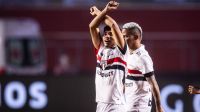 Promessa faz golaço, São Paulo vence Vitória e ganha uma posição no Brasileirão