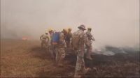 Bombeiros, policiais e militares se unem para combater incêndios na Bolívia