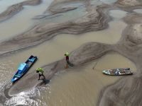 Seca severa na Amazônia dificulta transporte de mercadorias e afeta vida de moradores