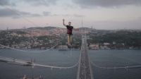 Homem vai da Ásia à Europa em travessia de slackline na Turquia