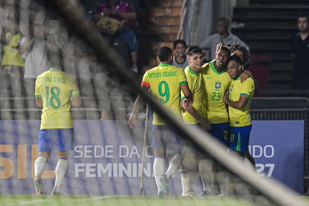 Jogadores do Brasil comemoram gol contra o México no Sub-20