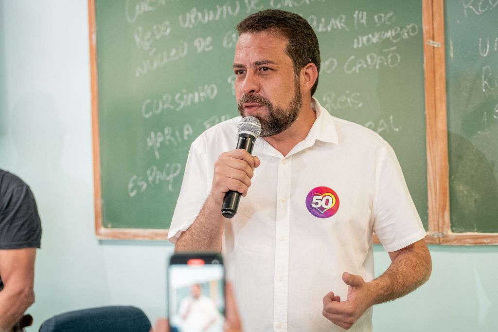 Guilherme Boulos em campanha pela cidade de São Paulo