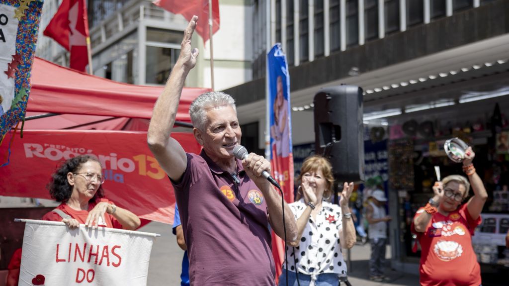 "Eu tenho com eles a garantia de um pagamento do piso salarial nacional." - Rogério Correia em campanha na homenagem aos 103 anos do educador Paulo Freire