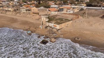 O aquecimento global, somado ao assoreamento do Rio Paraíba, contribuiu para a erosão do litoral de Atafona e causou a destruição de 500 casas, incluindo o desabamento de um prédio de quatro andares na praia