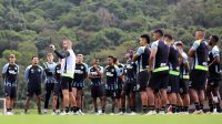 Botafogo terá que lidar com ausência inédita para vencer Corinthians