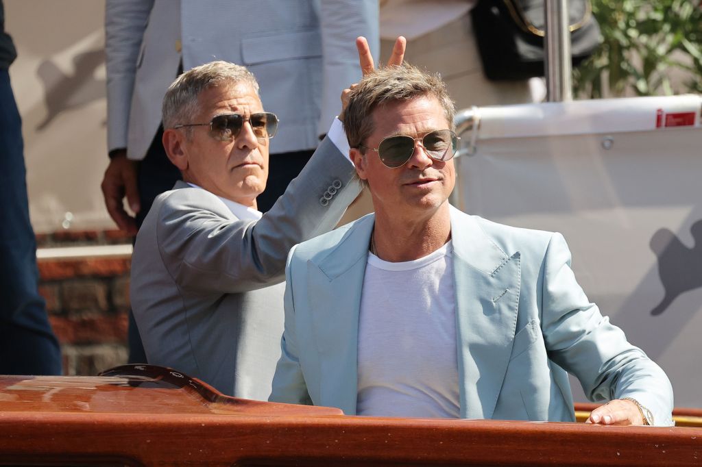 George Clooney trolla amigo Brad Pitt em foto na chegada do Festival de Cinema de Veneza neste domingo (1º)