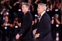 George Clooney trolla Brad Pitt em foto no Festival de Veneza; veja