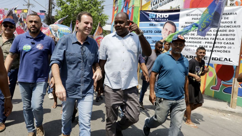 Paes diz, durante visita no Realengo, que pretende quase triplicar o número de casas entregue pelo projeto Casa Carioca