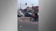 Caixão cai de carro funerário no meio de avenida em Osasco (SP)