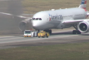 Vídeo: veículo de reboque pega fogo no Aeroporto de Guarulhos (SP)