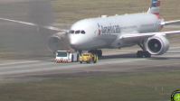 Vídeo: veículo de reboque pega fogo no Aeroporto de Guarulhos (SP)