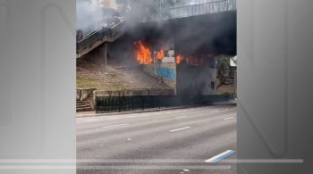 Área ainda continua muita fumaça devido aos materiais queimados, como cobertores, madeiras e lixo