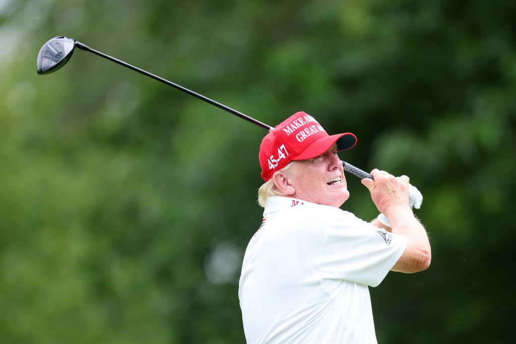 O ex-presidente Donald Trump dá tacada durante o pro-am antes do LIV Golf Invitational - Bedminster no Trump National Golf Club em 10 de agosto de 2023 em Bedminster, Nova Jersey.