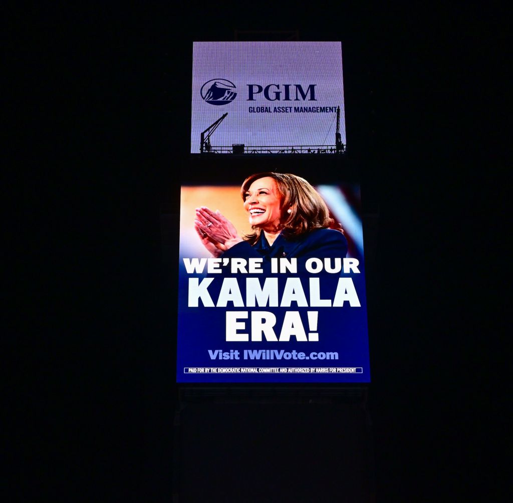 O Comitê Nacional Democrata exibe um outdoor celebrando a "Era Kamala" na Times Square após o debate e o apoio de Taylor Swift em 13 de setembro de 2024 na cidade de Nova York.