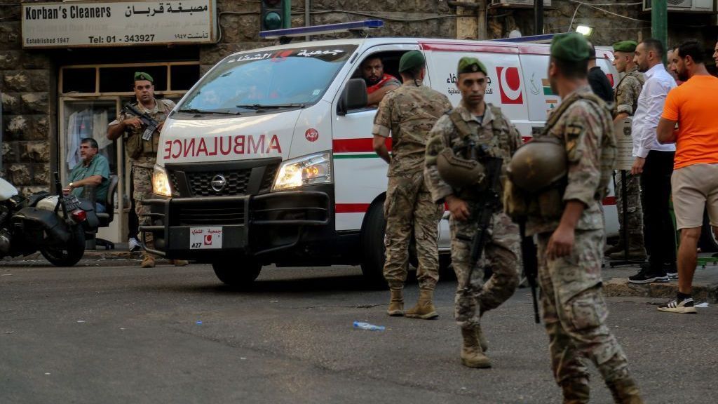 Soldados do Exército libanês protegem área para uma ambulância entrar nas dependências do hospital da Universidade Americana