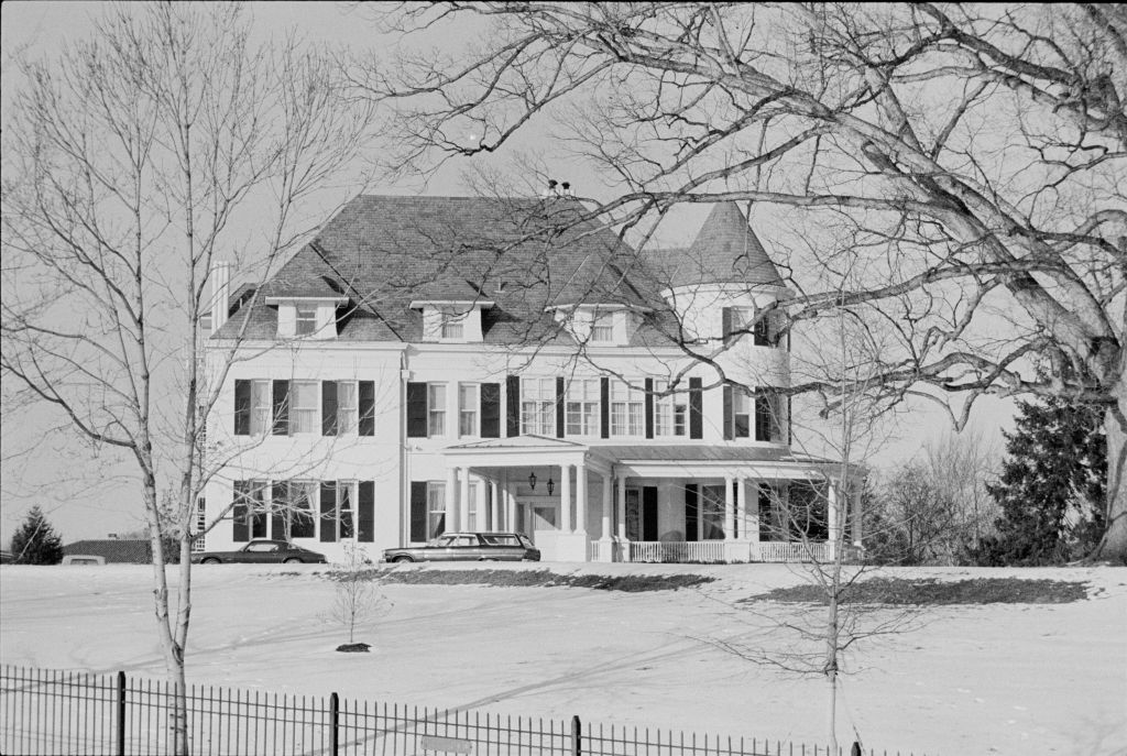 Vista de inverno do Número 1 do Observatory Circle, residência oficial do vice-presidente dos EUA, na neve, Washington DC, 17 de janeiro de 1977.