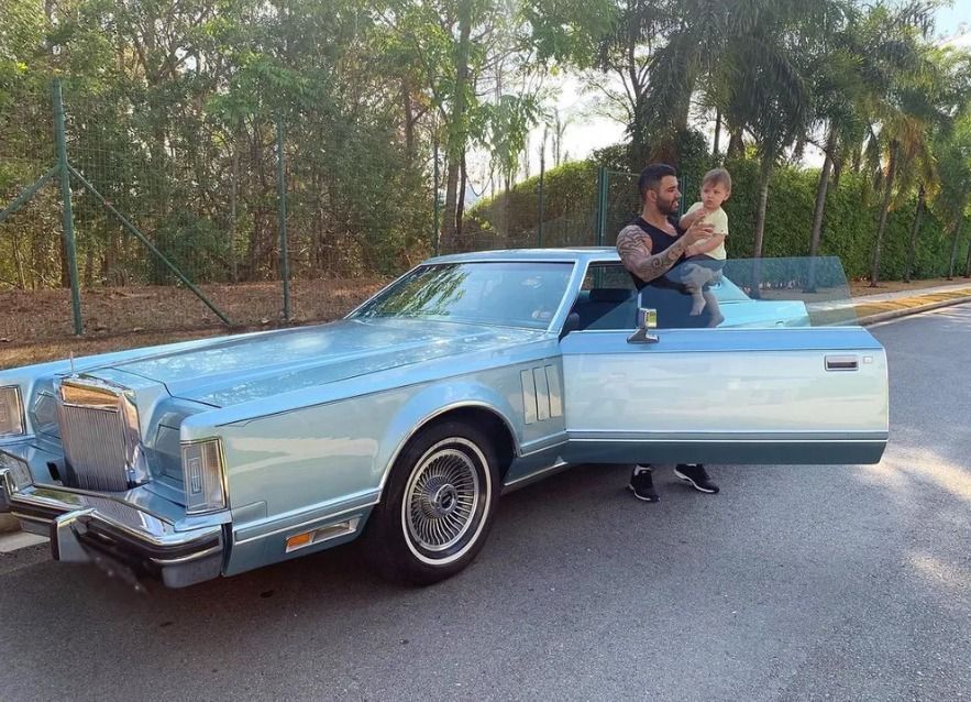  Lincoln Continental foi restaurado e o cantor postou foto com o filho 