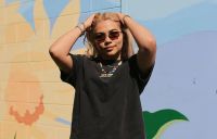 Hayley Kiyoko sobre livro com romance LGBTQIA+: "Espero que inspire jovens”