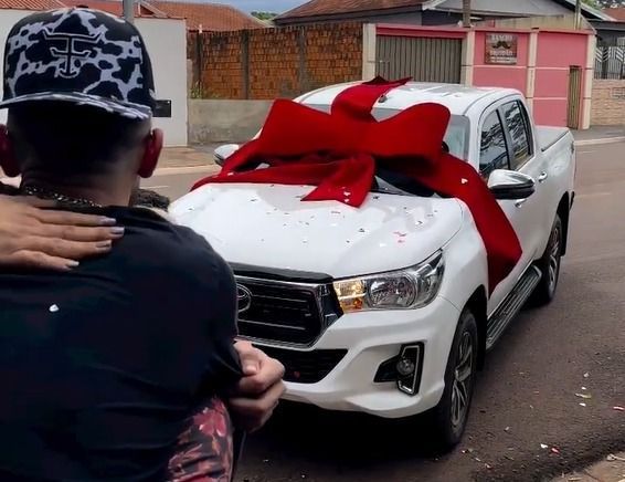 Mãe de Luan Pereira ganhou uma Toyota Hilux