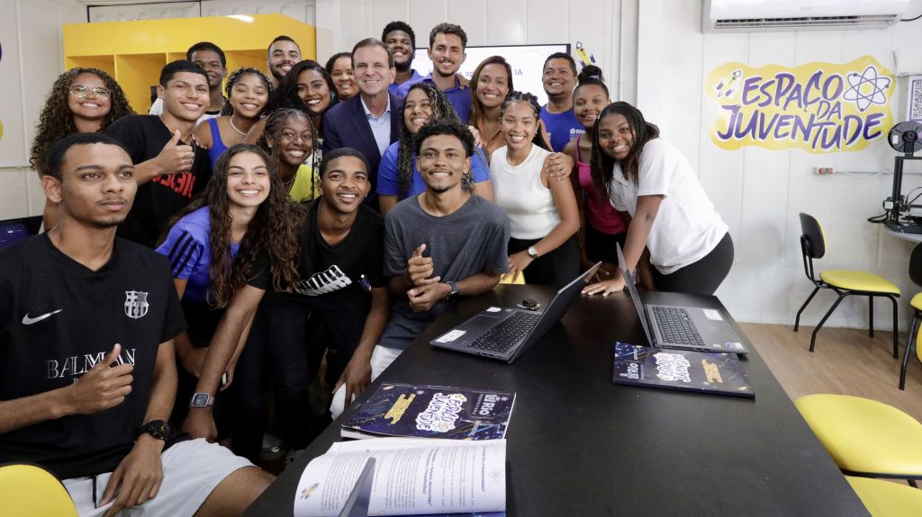 Eduardo Paes (PSD) em visita ao Espaço da Juventude da Cidade de Deus, na zona oeste, em campanha nesta quinta (19)