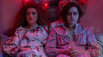 Produção estrelada por Kathryn Newton e Cole Sprouse é da mesma roteirista de "Garota Infernal" (2009)