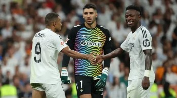 Mbappé recebeu a bola de Vinícius Júnior para cobrar o pênalti diante do Real Betis