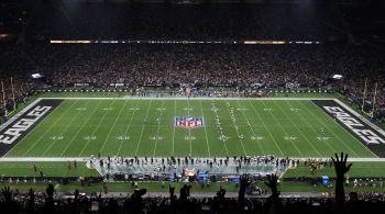 Astro do Los Angeles Lakers colocou a culpa de escorregões dos jogadores no estado do campo da Neo Química Arena