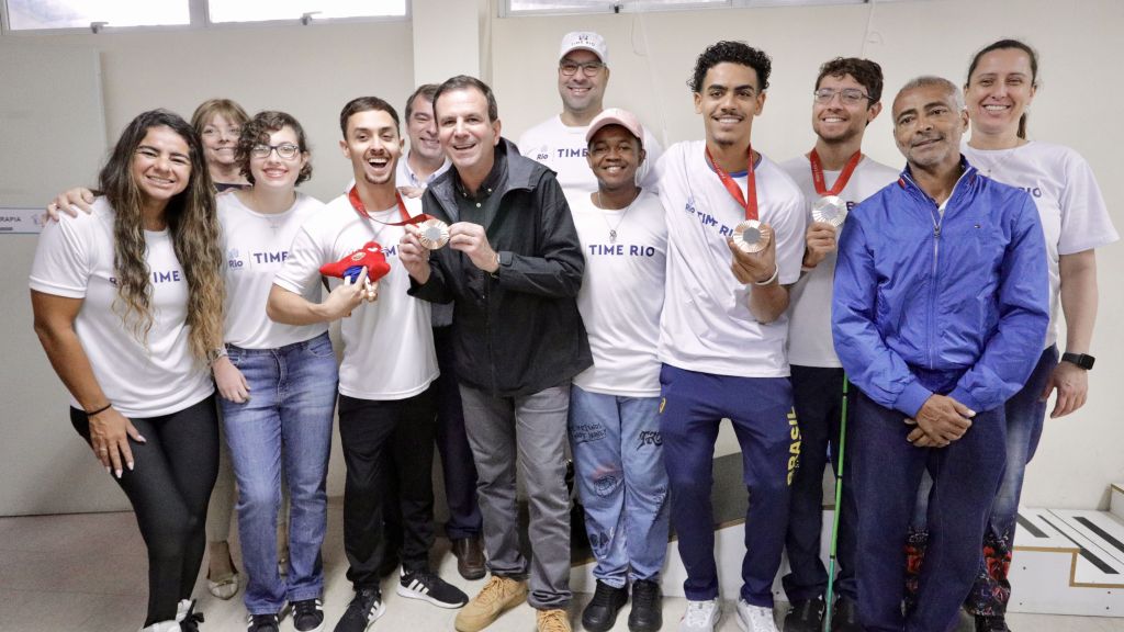 Candidato Eduardo Paes (PSD), acompanhado pelo senador Romário (PL-RJ) em visita ao Time Rio.