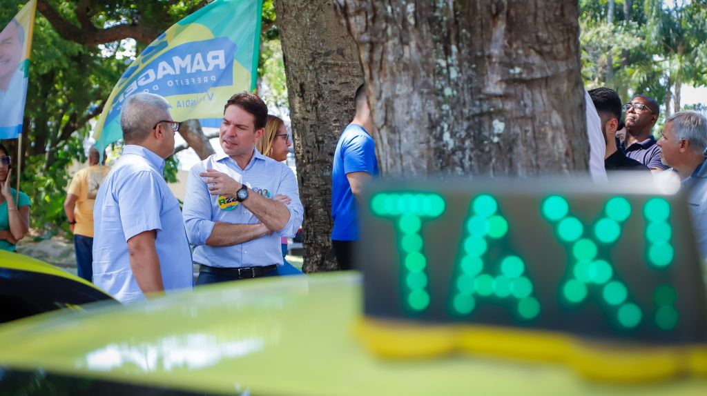 Alexandre Ramagem (PL) em visita ao entorno do Aeroporto Santos Dumont para ouvir as demandas dos taxistas