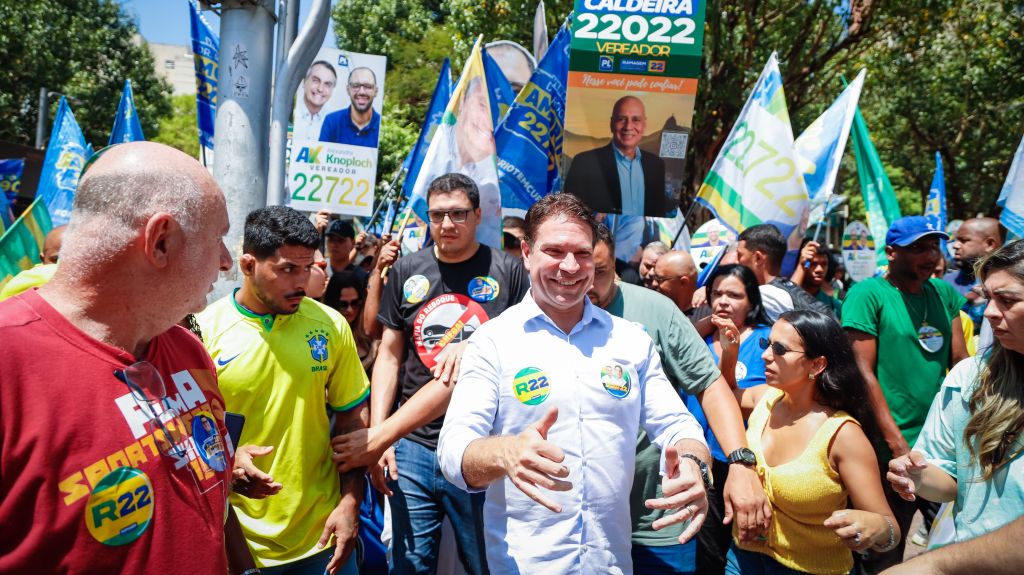 Ramagem (camisa branca ao centro da foto) disse que caso eleito, irá reforçar a segurança na Tijuca