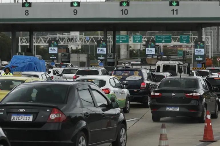 Trânsito de veículos para viagens de fim de ano na Ponte Rio-Niterói