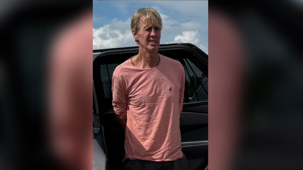 Ryan Wesley Routh, 58 anos, proprietário de uma pequena empresa de construção no Havaí, foi detido em conexão com o incidente de domingo, de acordo com três fontes policiais.