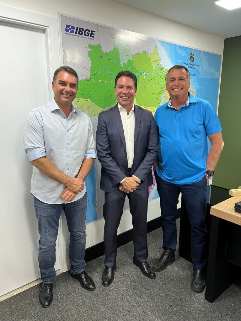 Alexandre Ramagem em encontro com o ex-Presidente Jair Bolsonaro em Brasília.