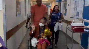 Vídeo mostra momento em que Ana Beatriz sai de hospital em meio a aplausos