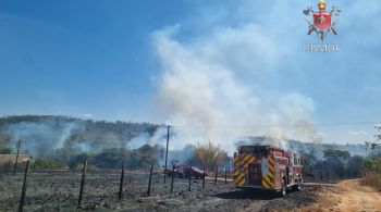 Devido às condições climáticas, fogo se alastrou rapidamente, ameaçando atingir residências próximas do local