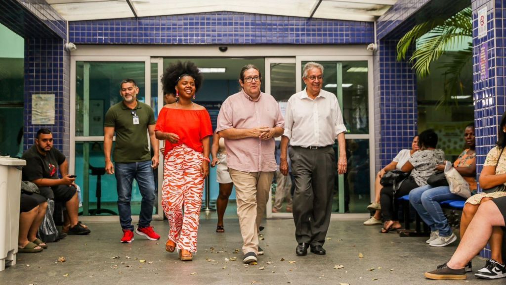 Tarcísio Motta em visita à maternidade no centro do Rio