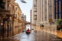 Brasileiro é finalista de prêmio internacional por foto de enchente no RS