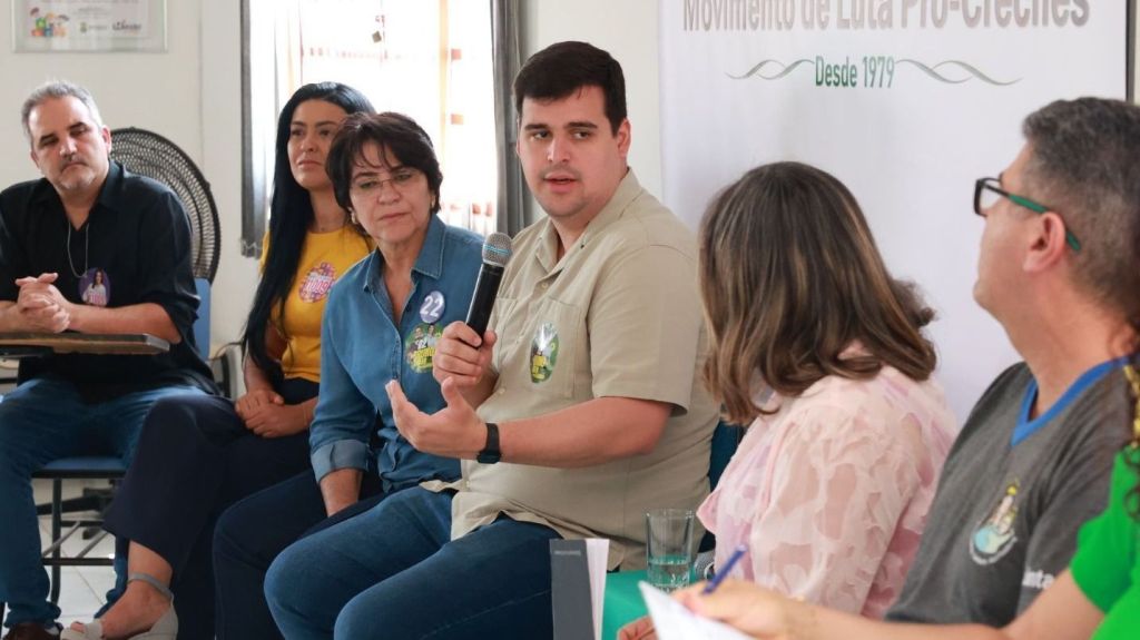 "Vamos zerar a fila da educação infantil" diz Bruno Egnler (camisa bege) durante evento do Movimento de Luta Pró-Creches nesta quinta (19)