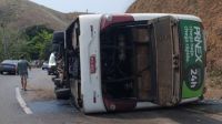 Ônibus com time de futebol americano tomba e mata 3 pessoas na Dutra