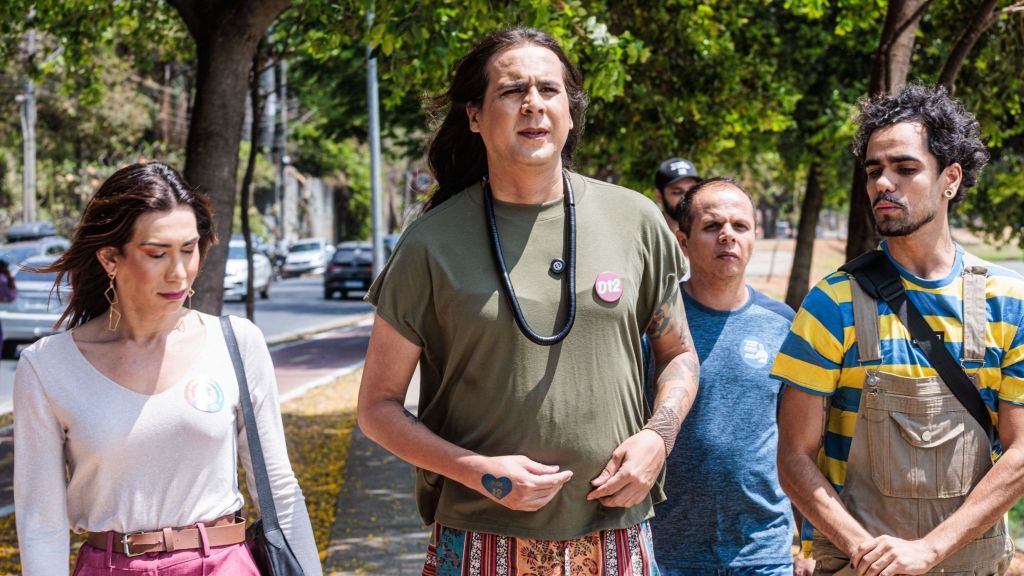 Duda Salabert (camiseta verde no centro da foto) em campanha nesta terça (24)