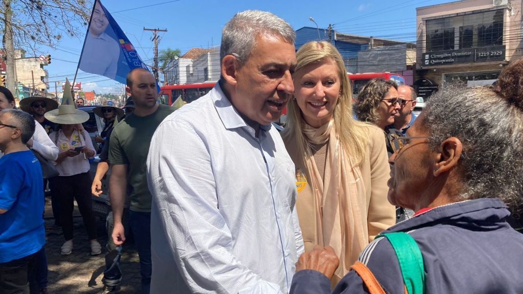 Melo (camisa branca) ao lado de sua vice Betina (roupa bege) disse que é importante ouvir a população da região de Azenha