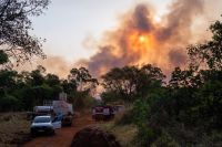 Mais de 100 agentes e 6 aeronaves combatem grande incêndio em SP; veja imagens