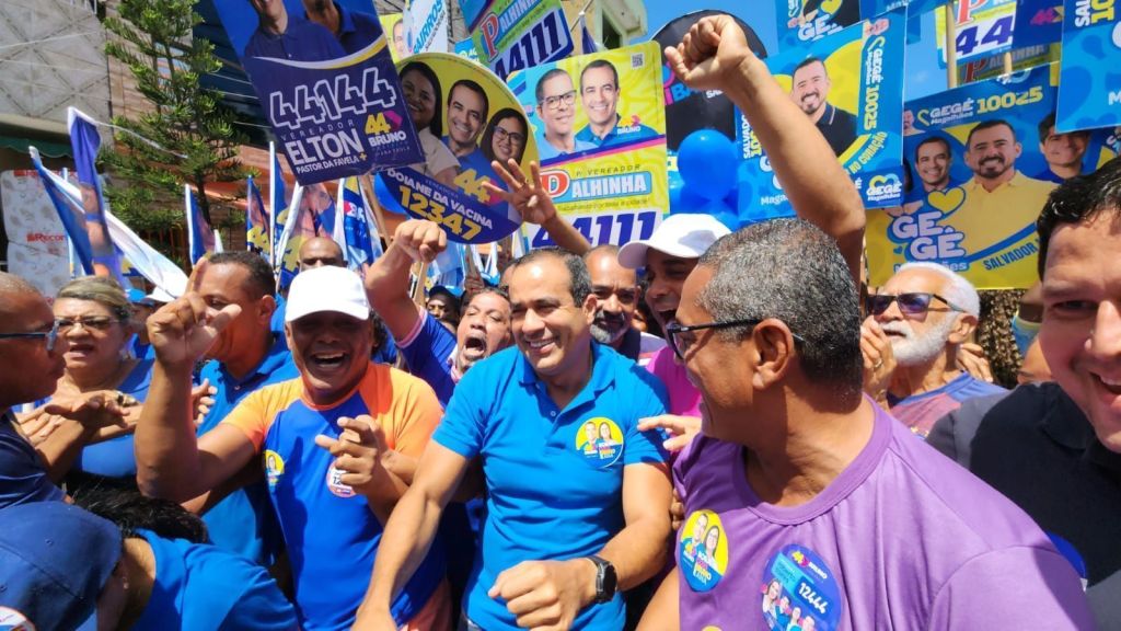 Reis exaltou o engajamento da população na sua campanha em caminhada na Cidade Baixa, região oeste de Salvador