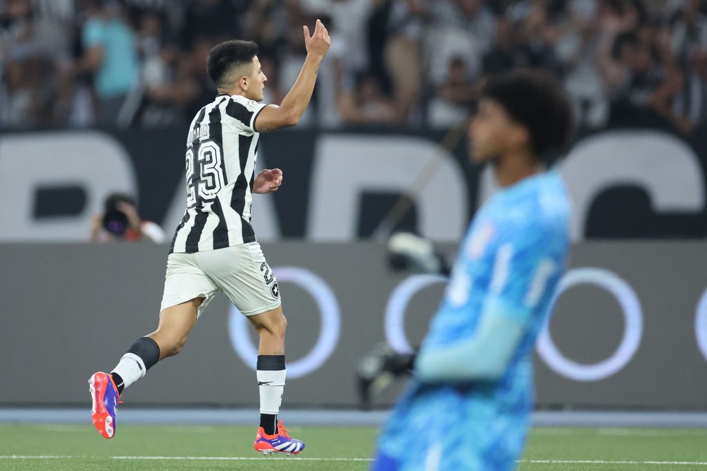 Thiago Almada fez o gol da vitória do Botafogo sobre o Corinthians